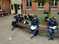 Met de ganse school even een leesmomentje